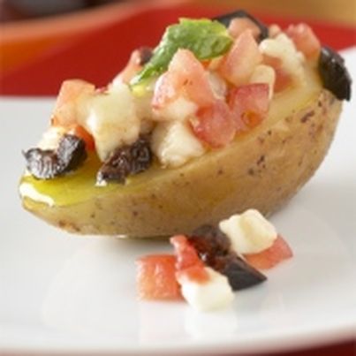 Canapé de pommes de terre, tomates, mozzarella et olives noires