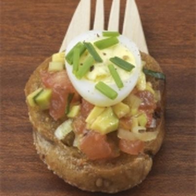 Canapés aux légumes frais et œuf de caille