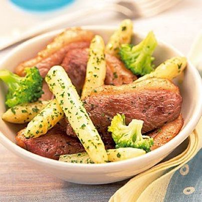 Wok de magret de canard fermier des Landes et d'asperges des Landes en persillade