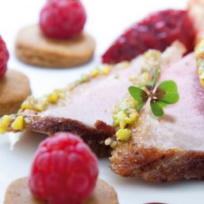 Canette de Challans en Croûte de Pistache, Chutney de Poivrons Framboises, Croustade d'Abattis, Quelques Feuilles d'Oxalis