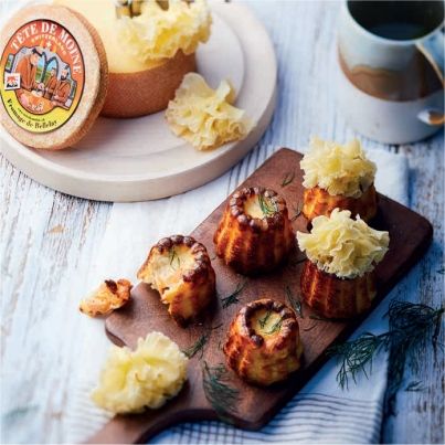 Cannelés au saumon et à l'aneth surmontés de Tête de Moine AOP