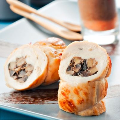 Cannellonis de Poulet Fermier d'Auvergne aux champignons de Paris, lait d'olives noires et purée de tomate