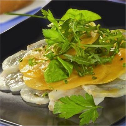 Carpaccio de morue et gambas au Persimon et sa vinaigrette au miel et curry