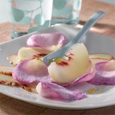 Carpaccio de Pêches Blanches de nos Régions et pétales de rose cristallisés