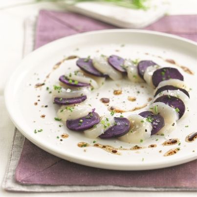 Carpaccio de noix de Saint-Jacques et vitelotte, ciboulette et huile de noix