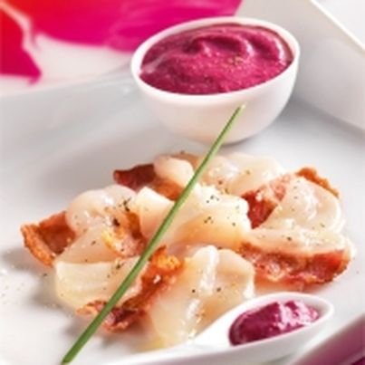 Carpaccio de coquilles Saint-Jacques au lard croquant et coulis de betterave