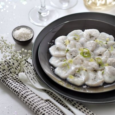 Carpaccio de Saint Jacques à l'huile de vanille, citron vert et sel de Guérande
