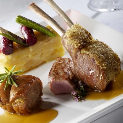 Carré d'agneau de lait des Pyrénées rôti aux herbes, Jus aux aromates