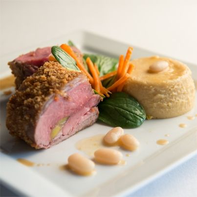 Carré filet d'agneau pané au pain d'épices et flan de Haricots Tarbais