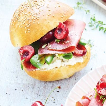 Cerises de nos Régions, Façon Buns et Ricotta, Thym, Mâche et Viandes des Grisons