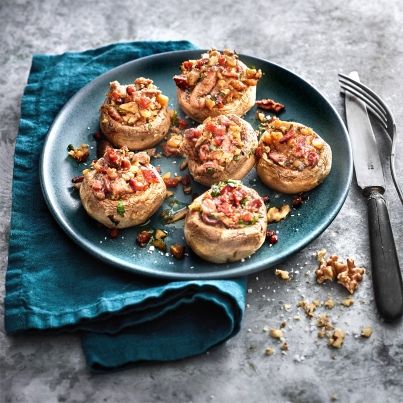 Champignons farcis à la fraise de veau, noisettes de chorizo grillé