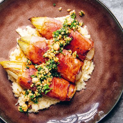Chicons au Jambon d'Ardenne avec Purée de Céleri-Rave, et Sauce au Beurre avec Noisettes et Persil