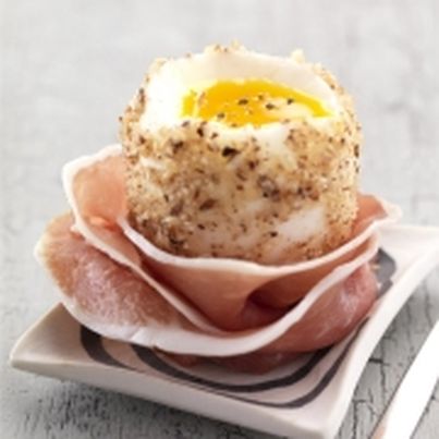 Chiffonnade de Jambon de Bayonne à l'oeuf mollet aux noisettes