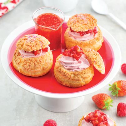 Choux, crème fouettée, fraises et framboises