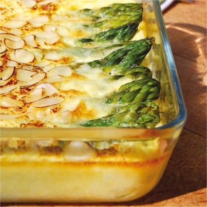 Clafoutis salé aux asperges vertes, amandes et parmesan