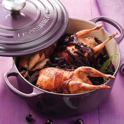 Cocotte de chou rouge sucré-salé, cailles en habit de lard fumé