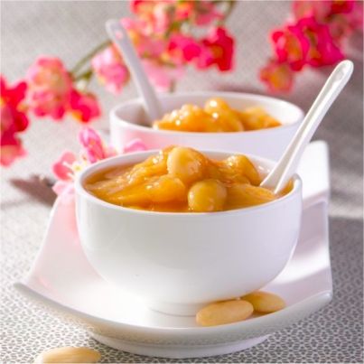 Compoté de pêches blanches d'ici aux amandes et à la fleur d'oranger