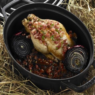 Coquelet Rôti Oignons Rouges Confits compotée de jambon Consorcio Serrano aux herbes potagères