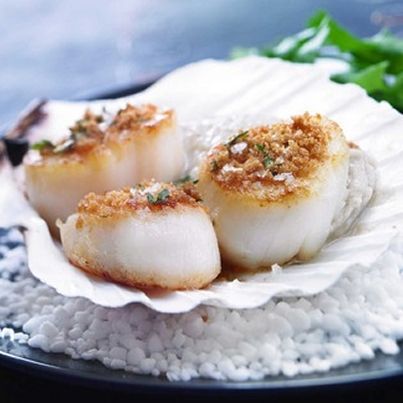 Coquilles Saint-Jacques en chapelure croustillante, crémeux de topinambours