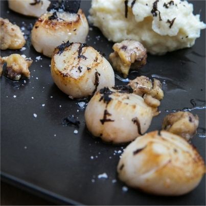 Coquilles Saint-Jacques rôties, purée de panais parfumée à la truffe, châtaignes caramélisées