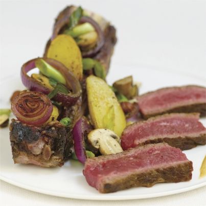 Côte de Bœuf grillée à la fleur de sel, champignons de Paris et petites rattes grillées au persil et à l'ail, vinaigrette à la noisette