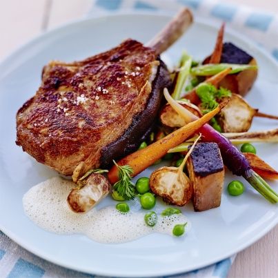 Côte de Veau Panée à la Chapelure de Pain Brûlé et Printanière de Légumes