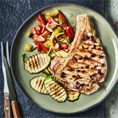 Côtes de veau au barbecue, olives de Kalamata et citron confit, courgettes grillées et vinaigrette tomate-abricot