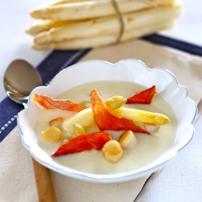 Crème d'Asperges blanches des Sables des Landes IGP, pétoncles et pétales de speck croustillant