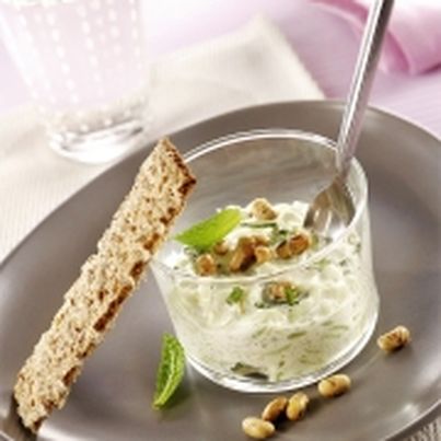 Crème de concombre à la menthe aux grains de soja et tartine 3 céréales