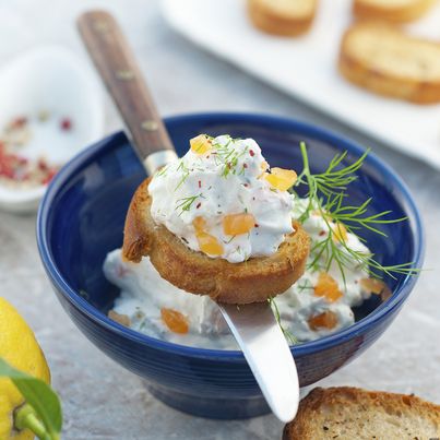Crème fouettée au saumon et aux herbes sur son toast