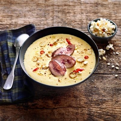 Crème de maïs, rognons de porc rosés et pop-corn au paprika fumé