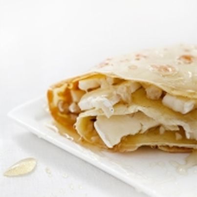 Crêpe salée au brie, noix et miel