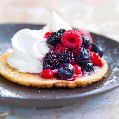 Crêpes épaisses aux petites baies des sous-bois