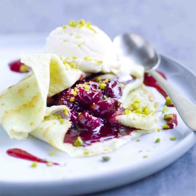 Crêpes à la pistache, coulis et confit de griotte, glace amande et pistaches concassées