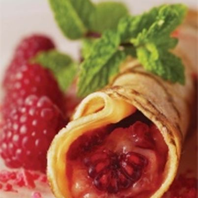 Crêpes roses à la framboise et aux macarons