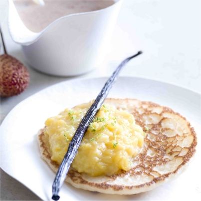 Crêpes à la vanille, chutney de mangue et nage de litchi à boire