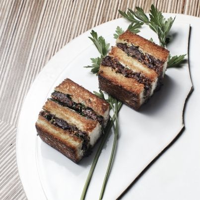 Croc' joue de bœuf, moutarde, cornichons et beurre d'herbes