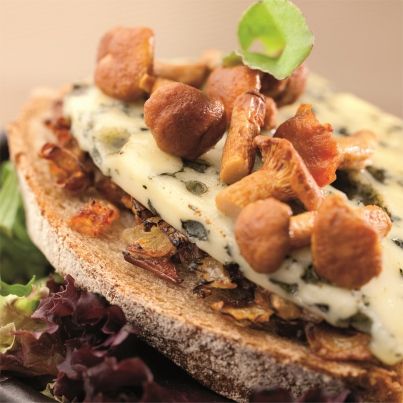 Croque pissaladière aux girolles et à la Fourme d'Ambert