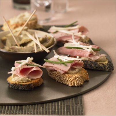 Crostini sésame-pavot, Jambon Cuit, artichaut et enoki