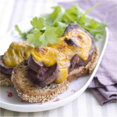 Crostini de rognons de porc gratinés au fromage et à la bière