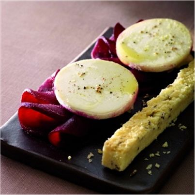 Crottin de Chavignol sur sa rosace de betterave et son shortbread au carvi