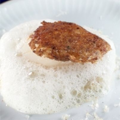 Croustillant de Saint-Jacques au pied de cochon et son crémeux de chou-fleur à la noisette