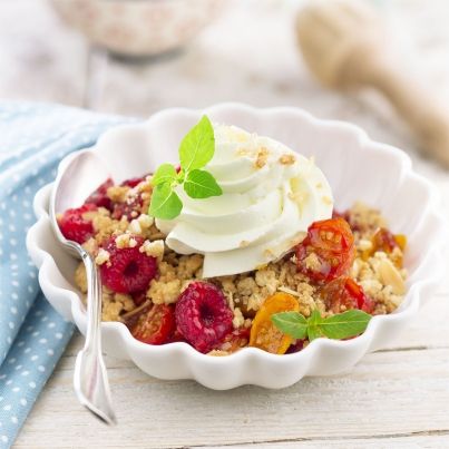 Crumble framboises, tomates et crème basilic citron
