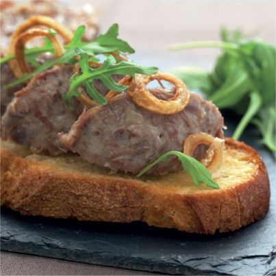 Cuisse de canette en rillettes, oignons rissolés et riquette