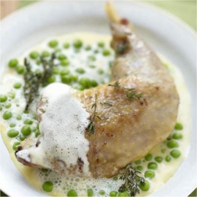 Cuisse de pintade et petits pois au jus de thym mousseux