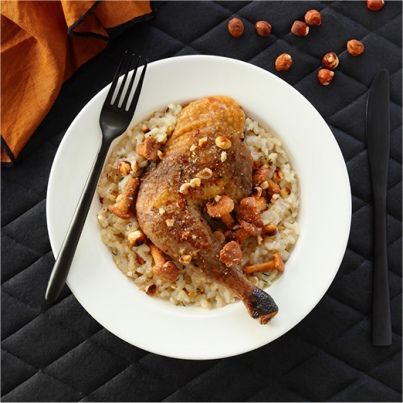 Cuisse de pintade fermière Label Rouge, rôtie au beurre et au vin blanc, risotto aux girolles et éclats de noisettes torréfiées