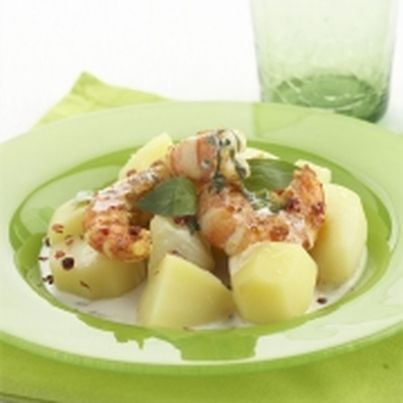 Curry de crevettes sur lit de pommes de terre sauce aux herbes