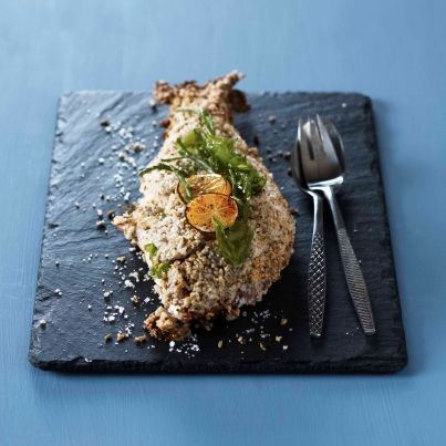 Petite daurade en croûte de sel parfumée au citron et au fenouil