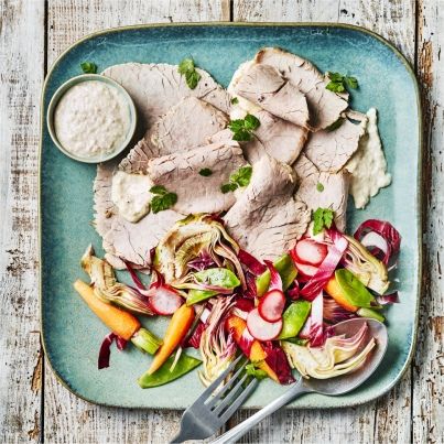 Emincé de veau fondant, crème d'artichaut moutardée et jeunes légumes à crus