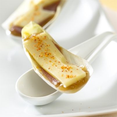 Feuilles d'endives, confit d'oignon et emmental pimenté